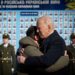 조 바이든 대통령이 20일(현지시간) 우크라이나 수도 키이우의 '전사자 추모의 벽'에 헌화한 뒤 볼로디미르 젤렌스키 대통령과 포옹하고 있다. 바이든 대통령은 오는 24일 러시아의 우크라이나 침공 1년을 앞두고 이날 키이우를 깜짝 방문했다. 로이터
