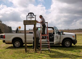 지난 22일 카터 전 대통령이 어린시절을 보낸 농장이 있는 사적지 공원 관리인들이 디너 벨을 손보고 있다. 로이터
