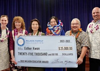 지난달 31일 ‘밀켄 교육자’ 상을 받은 에스더 권(왼쪽 네 번째) 교감이 한인 실비아 루크(세 번째) 하와이 부지사 등과 함께 기념사진을 찍고 있다. 하와이 교육청 제공