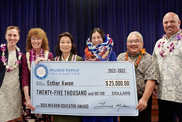 지난달 31일 ‘밀켄 교육자’ 상을 받은 에스더 권(왼쪽 네 번째) 교감이 한인 실비아 루크(세 번째) 하와이 부지사 등과 함께 기념사진을 찍고 있다. 하와이 교육청 제공