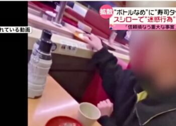 일본의 한 회전초밥집을 방문한 남성이  침을 묻힌 손가락으로 레일 위 초밥을 만지고 있는 모습. 니혼테레비 유튜브 채널(日テレNEWS) 캡처.