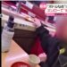일본의 한 회전초밥집을 방문한 남성이  침을 묻힌 손가락으로 레일 위 초밥을 만지고 있는 모습. 니혼테레비 유튜브 채널(日テレNEWS) 캡처.