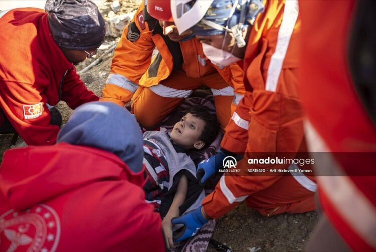 튀르키예 남부 하타이주 안타키아의 잔해 속에서 여성인 엘라와 그녀의 자녀 남매 2명이 구조됐다. 사진 속 어린이는 엘라의 아들. 연합뉴스