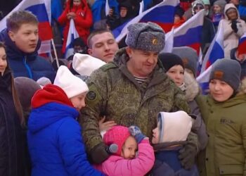 러시아 '애국 콘서트'에서 군인 품에 안긴 안나 자매와 우크라이나 어린이들. 러시아 방송 캡처.