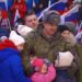 러시아 '애국 콘서트'에서 군인 품에 안긴 안나 자매와 우크라이나 어린이들. 러시아 방송 캡처.