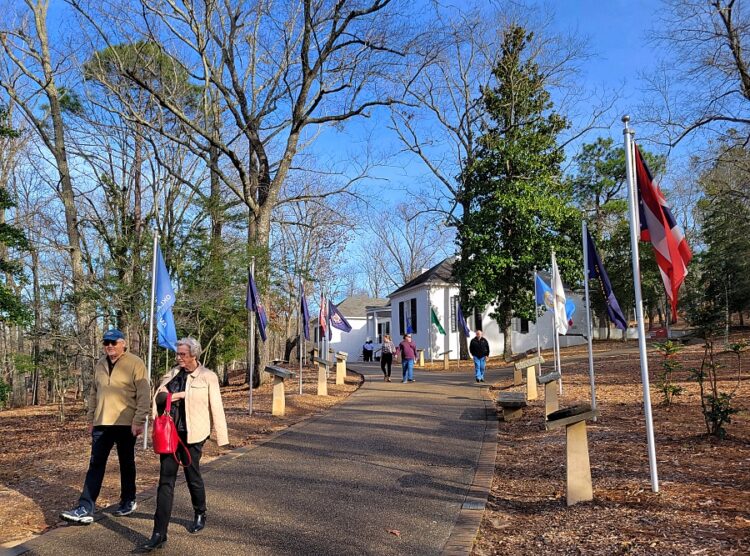 리틀 화이트 하우스 산책로. 50개 주에서 보내온 돌과 함께 50개 주 주기가 게양돼 있다.