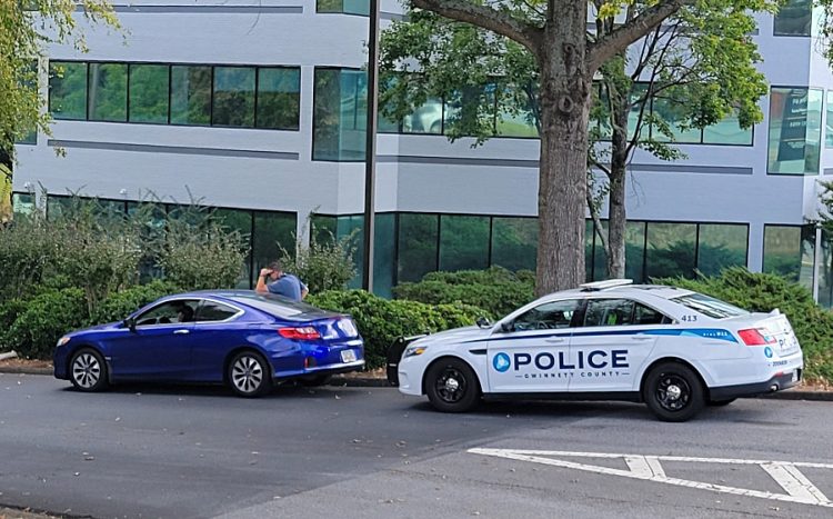 귀넷카운티 경찰이 둘루스 프레즌트힐 로드 인근에서 교통 위반 차량을 적발, 티켓을 발부하고 있다. 중앙포토