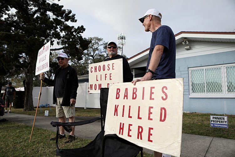 보수적 색채가 강한 플로리다주의 한 병원 앞에서 시위자들이 임신중절 수술 반대 피켓을 들고 서 있는 모습.로이터