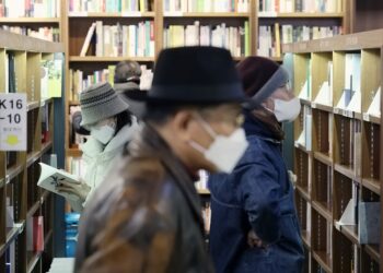 서울 시내 대형 서점에서 마스크를 착용한 채 책을 고르고 있는 시민들. 연합뉴스
