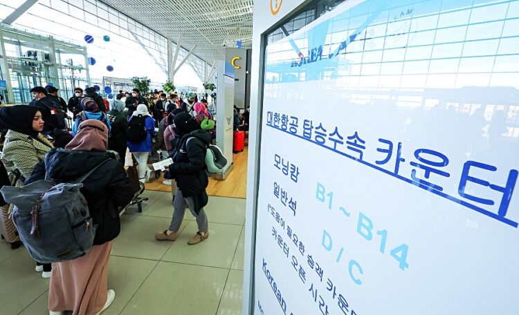 지난 19일 인천국제공항 제2여객터미널 출국장에 대한항공 안내문이 걸려 있다. 연합뉴스