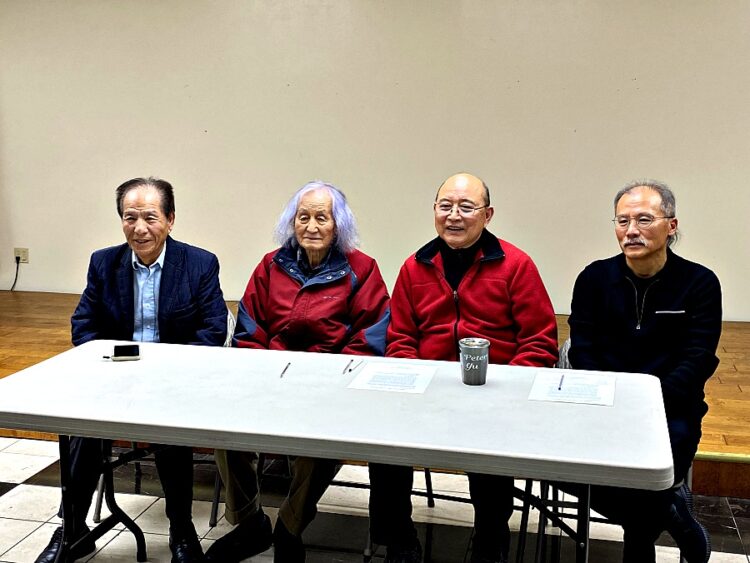 노인회 임원들이 17일 한인사회의 도움을 호소하는 기자회견을 갖고 있다.  사진 윤지아 기자