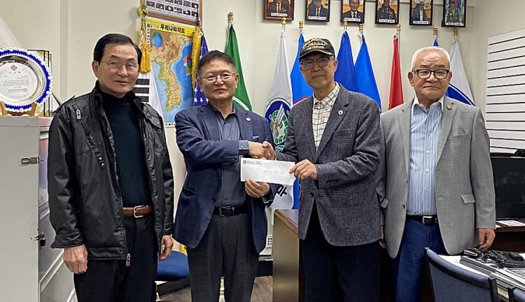 여봉현 회장(오른쪽 두 번째)이 21일 유공자회 사무실에서 이홍기 회장에게 성금을 전달하고 있다.