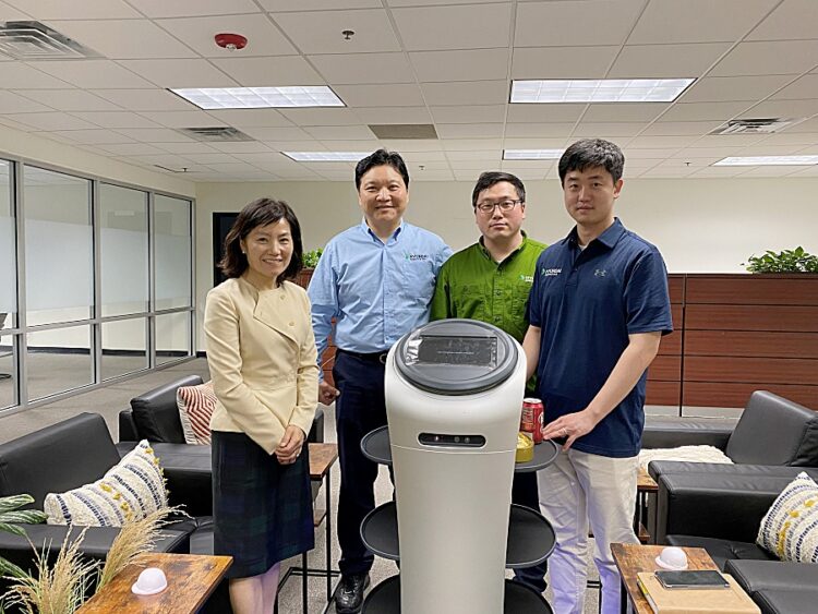 현대로보틱스 미주법인 직원들이 서빙로봇과 함께 포즈를 취했다. 윤지아 기자