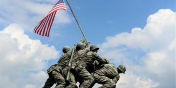 태평양전쟁 이오지마(硫黃島) 전투에서 성조기를 게양하는 미해병대 병사들 모습이 AP통신 조 로젠탈의 사진으로 널리 알려졌다. 이 사진을 재현한 워싱턴DC 알링턴 국립묘지의 동상. shutterstock