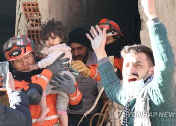 9일 오전(현지시간) 튀르키예 하타이 안타키아 일대에서 한국 구호대(KDRT) 대원들이 지진으로 무너진 건물 속에 갇혀 있던 어린이를 구조해 내자 주민들이 환호하고 있다. 연합뉴스