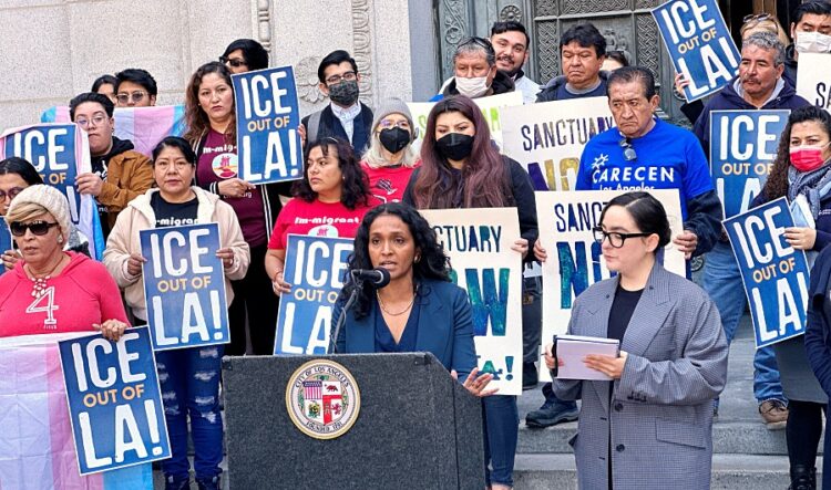 2023년 3월7일 LA시의회의 리디아 라만(가운데) 시의원을 비롯해 유니세스 헤르난데즈·휴고 소토-마르티네즈 시의원 등은 기자회견을 열고 시 관내를 ‘이민자 성역’으로 규정하는 조례안을 선포했다. 조례안에 따르면 불법체류자 색출을 위한 연방 수사기관의 개입 금지, 개인과 관련된 조사 또는 집행에 관여하는 행위 및 체포 영장 없는 구금 등이 제한될 수 있다. 김상진 기자