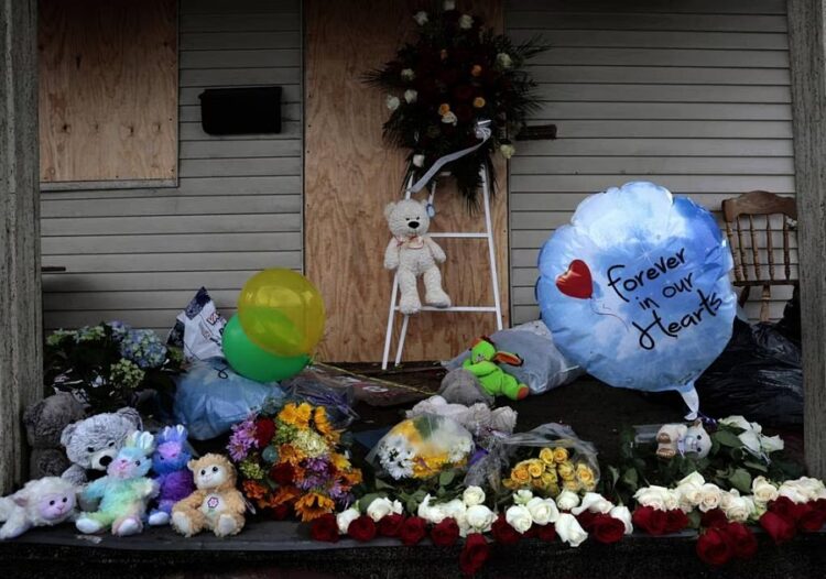 불이 난 스튜어트 소방관의 집 앞에 주민들이 가져다 놓은 꽃과 인형들. 시카고 트리뷴 화면 캡처.