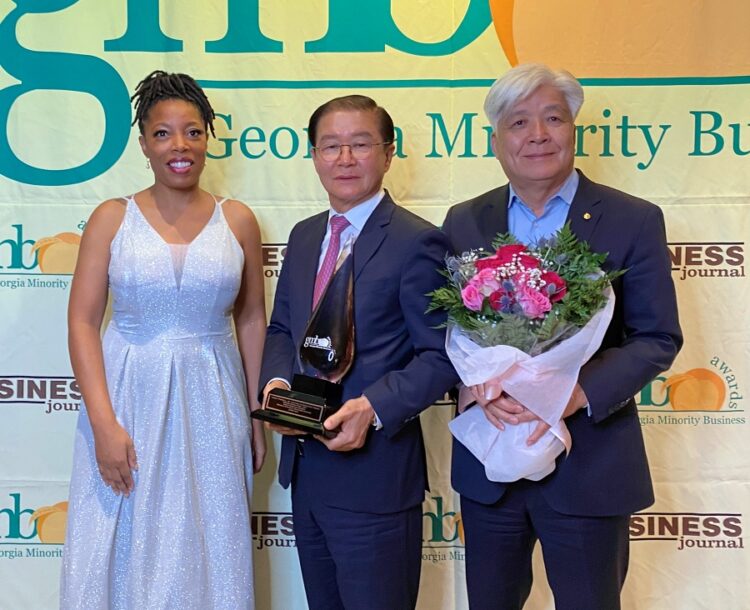 박형권 뷰티마스터 대표(중앙)가 평생업적상을 수상했다.
