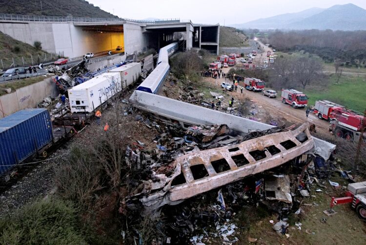그리스 라리사 인근에서 여객열차가 화물열차와 정면 충돌하는 대형 참사가 발생했다. 로이터