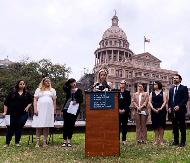 어맨다 주라프스키(가운데) 등 미국 텍사스주 여성 5명과 낙태권 옹호단체 관계자들이 7일(현지시간) 텍사스주 오스틴 주 의사당 앞에서 주 정부에 대한 소송 제기 기자회견을 하고 있다. 로이터-USA투데이