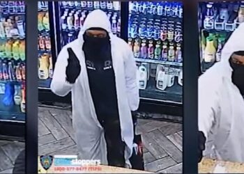 맨해튼 델리 총격범으로 지목되고 있는 용의자가 편의점에서 강도 행각을 벌이고 있는 모습이 보안 카메라에 잡혔다. abc7뉴욕 보도화면 캡처.