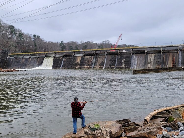 1904년에 완공된 모건 폴스 댐. 지금도 전력을 생산한다. 댐을 찾은 낚시꾼이 강에 낚시를 던지고 있다. 사진 이종호 대표