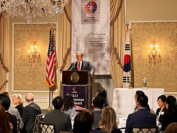 지난 3월 애틀랜타에서 열린 한미우호협회가 주최한 시상식에서 박선근 회장이 축사를 전하고 있다.