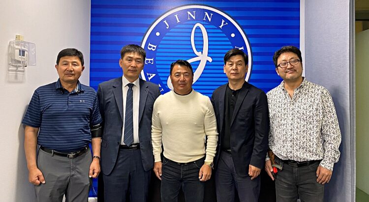 에디 진 대표(가운데)와 뷰티협회 임원들이 한자리에 모였다. 윤지아 기자