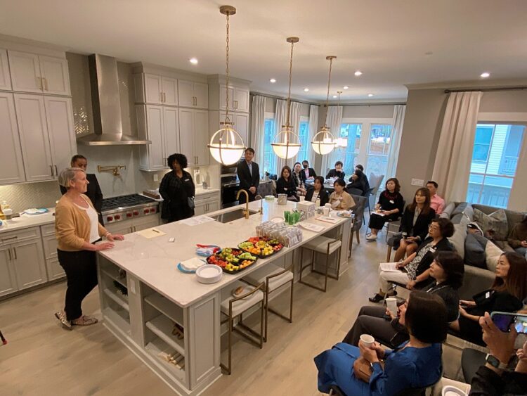 테일러 모리슨 관계자들이 모델하우스에 대해 설명하고 있다. 윤지아 기자