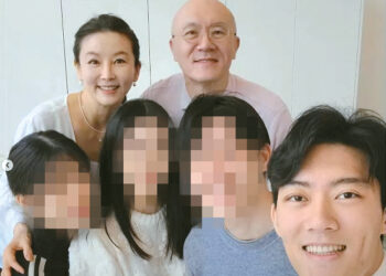 고 전두환씨의 손자 전우원씨가 유튜브에 공개한 가족 사진, 뒷줄 오른쪽 전두환의 차남 전재용과 부인 박상아씨, 아랫줄 전우원씨. [유튜브 캡처]