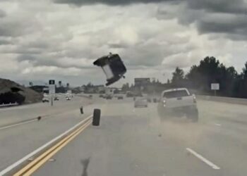 기아 쏘울 차량이 지난 23일 미국 고속도로에서 타이어를 들이받고 공중으로 3m 이상 튀어오르는 사고가 났다. 사진 폭스 뉴스 유튜브 영상 캡처