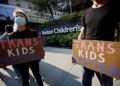 매사추세츠주 보스턴의 어린이 병원 밖에서 트랜스젠더 청소년의 의료 치료 금지에 반대하는 시위자들이 모여 있다. 로이터
