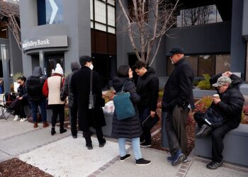 13일 캘리포니아주 산타 클라라에 있는 실리콘밸리은행(SVB) 본점 앞에 예금을 인출하려는 고객들이 줄을 서 있다. 로이터