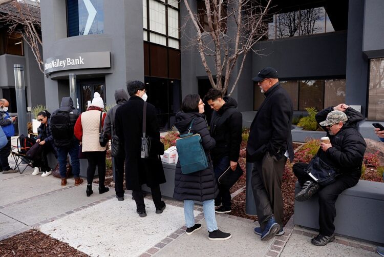13일 캘리포니아주 산타 클라라에 있는 실리콘밸리은행(SVB) 본점 앞에 예금을 인출하려는 고객들이 줄을 서 있다. 로이터