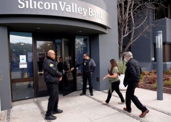 샌타클라라의 실리콘밸리 은행을 찾는 고객들. 로이터