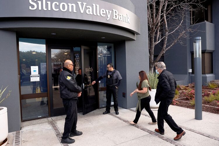 샌타클라라의 실리콘밸리 은행을 찾는 고객들. 로이터
