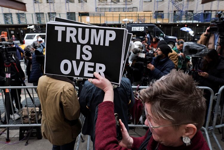 트럼프 전 대통령의 기소 결정을 지지하는 시위대가 뉴욕 법원 앞에서 시위하고 있다. 로이터