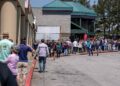 2023년 3월 30일 조지아 서머나에 있는 '어드벤처 아웃도어스'  총기 상점 앞에 주민들이 장사진을 이루고 있다. 로이터