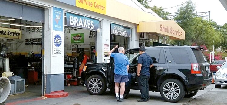 공급난, 인력난 등 영향으로 차 수리비 부담이 커진 것으로 나타났다. 한 수리점에서 SUV를 점검하고 있다. 박낙희 기자