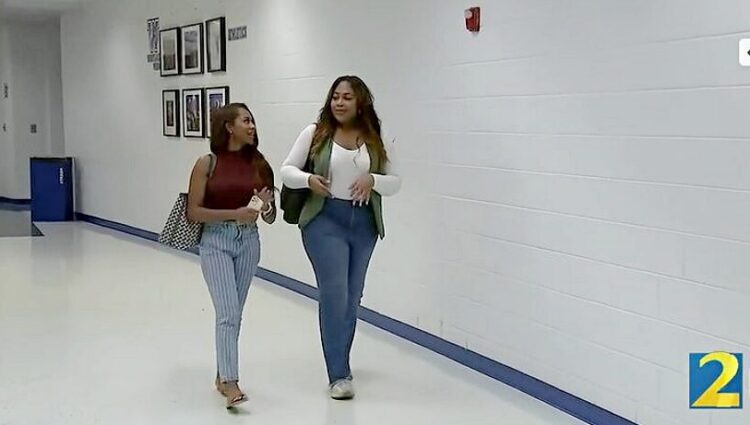 학교 복도를 걷고 있는 다야 브라운(왼쪽)과 제일린 엘리슨. WSB TV 캡처