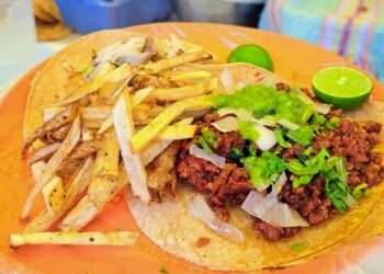 멕시코시티 시장에서 파는 타코와 감자튀김 (기사와 관계 없음). 촬영 이재림 특파원