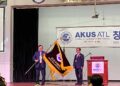 출범식에서 오대기 회장이 AKUS 기를 흔들고 있다.  윤지아 기자