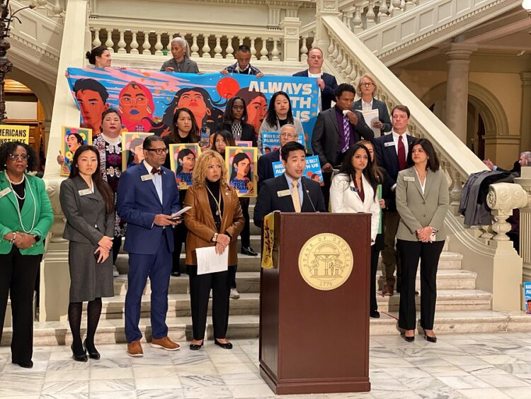 2023년 3월 16일 조지아 주청사에서 열린 기자회견에서 샘 박 민주당 원내총무가 진행 중인 총기규제 법안에 대해 설명하고 있다. 윤지아 기자