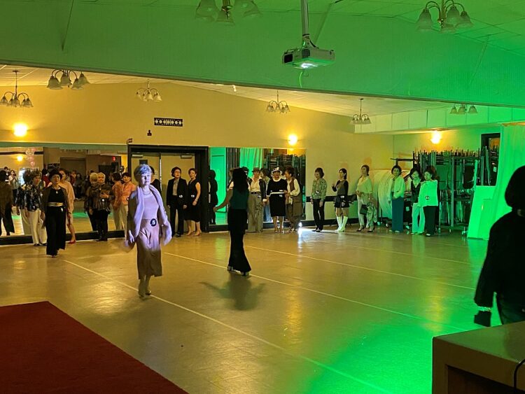 시니어 모델 워킹 클래스 수강생들이 심사위원들 앞에서 워킹을 뽐내고 있다. 윤지아 기자