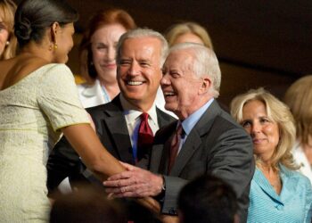 2008년 민주당전국위 행사 당시 조 바이든 대통령(가운데 왼쪽)과 지미 카터 전 대통령(가운데 오른쪽). 연합뉴스