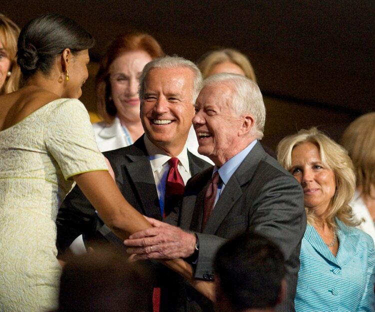 2008년 민주당전국위 행사 당시 조 바이든 대통령(가운데 왼쪽)과 지미 카터 전 대통령(가운데 오른쪽). 연합뉴스