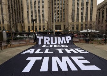 뉴욕 맨해튼법원 근처에서 반(反) 트럼프 시위대가 '트럼프는 항상 거짓말을 한다'라는 대형 걸개를 설치하고 있다. 로이터