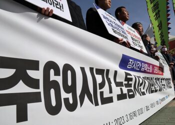 주69시간 개편안 폐기 촉구 시위가 벌어지고 있다. 연합뉴스