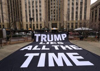 뉴욕 맨해튼법원 인근 공원에 '트럼프는 항상 거짓말을 한다'라는 문구가 적힌 대형 펼침막이 설치돼 있다. 로이터