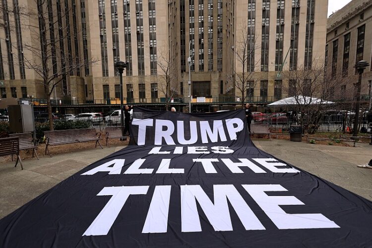뉴욕 맨해튼법원 인근 공원에 '트럼프는 항상 거짓말을 한다'라는 문구가 적힌 대형 펼침막이 설치돼 있다. 로이터